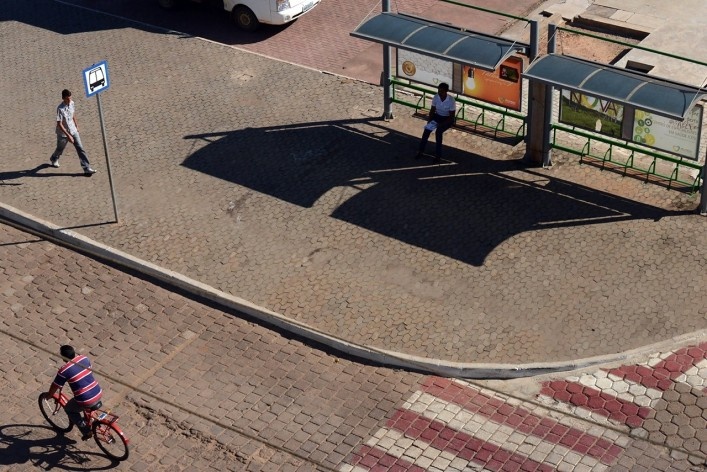Renovação da praça central, com sinalização, pavimentação pré fabricada e abrigo de ônibus<br />Foto/Photo Fabio Lima 