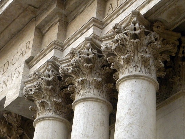 Igreja de S. Vicenzo e Anastásio no centro de Roma, reconstruída em 1650, apresenta 18 colunas coríntias adornadas com a folha da planta<br />Foto Christiane Lisboa 