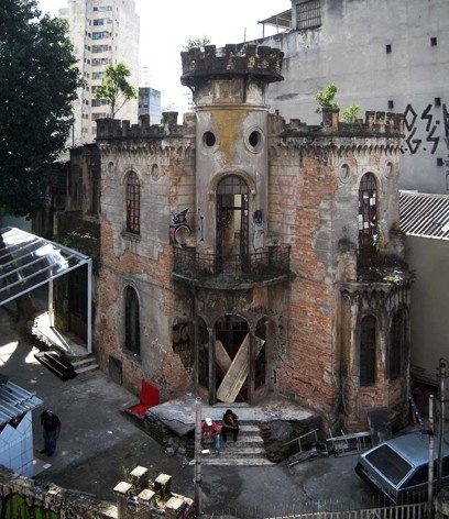 Castelinho da Rua Apa em ruínas, visto do Minhocão<br />Foto Victor Hugo Mori 