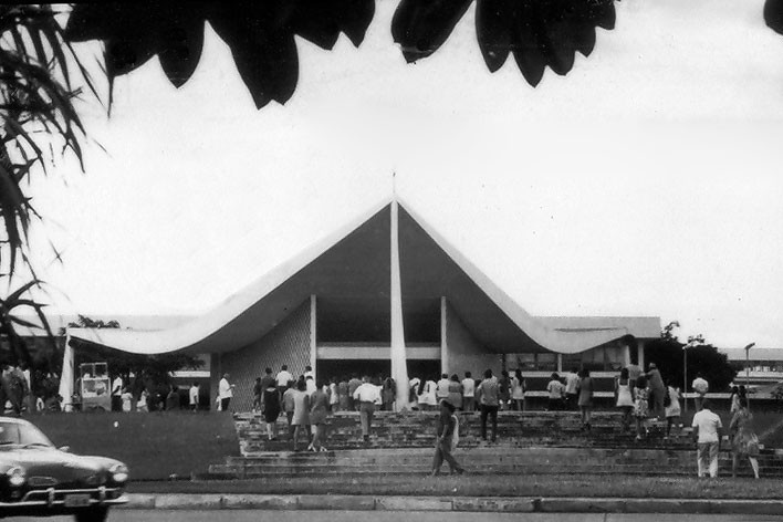 Igreja Nossa Senhora de Fátima (igrejinha), 1971. Arquiteto Oscar Niemeyer<br />Fotógrafo não identificado  [Acervo Iphan DF]