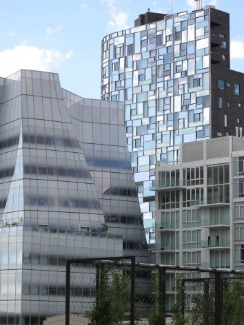 Os dois prédios vizinhos: Frank Gehry, IAC Interactive Corporation, e Jean Nouvel, Apartamentos One Hundred Eleventh Avenue<br />foto Roberto Segre 