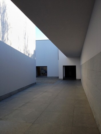 Fundação de Serralves – Museu de Arte Contemporânea, entrada, Porto, arquiteto Álvaro Siza<br />Foto Masao Kamita 