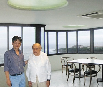 Victor Hugo Mori e Oscar Niemeyer, no escritório do arquiteto em Copacabana, Rio de Janeiro