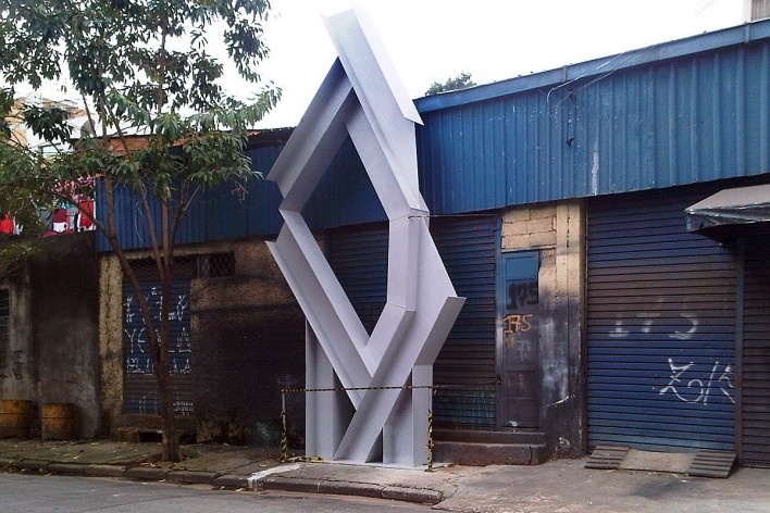 Escultura (?) sendo construída no espaço público, Grotão da Bela Vista<br />Foto Abilio Guerra 