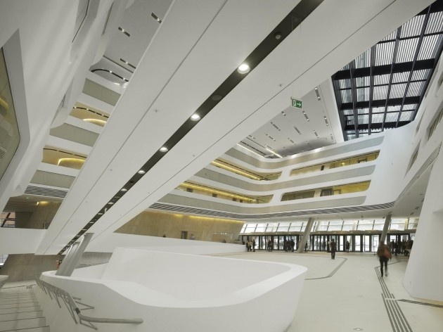 Biblioteca e Centro de Aprendizagem, Universidade de Economia e Negógios de Viena, pátio central. Zaha Hadid Architects<br />Foto Roland Halbe  [Foto divulgação]