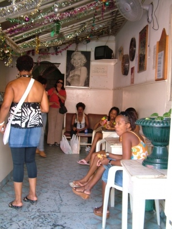 Cena de bar em Mindelo<br />Foto Paula Janovitch 