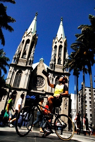 Renata Falzoni na Catedral da Sé, São Paulo<br />Foto Alexandre Cappi/Br Stock 