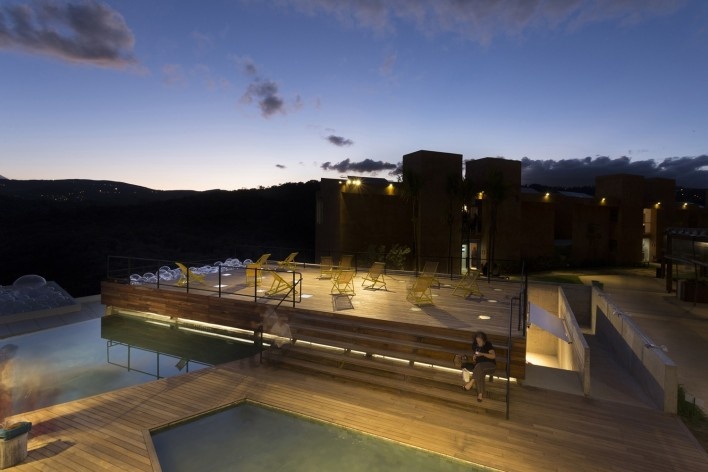 Bar/pool/gallery, pool deck, night shot. BCMF arquitetos + MACh arquitetos<br />Foto Gabriel Castro 