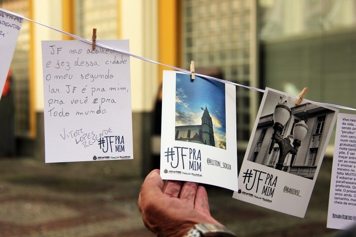 Público interage com as fotografias e textos, Rua Halfeld, Juiz de Fora MG, 30/05/2015<br />Foto Rodrigo Souzaa 