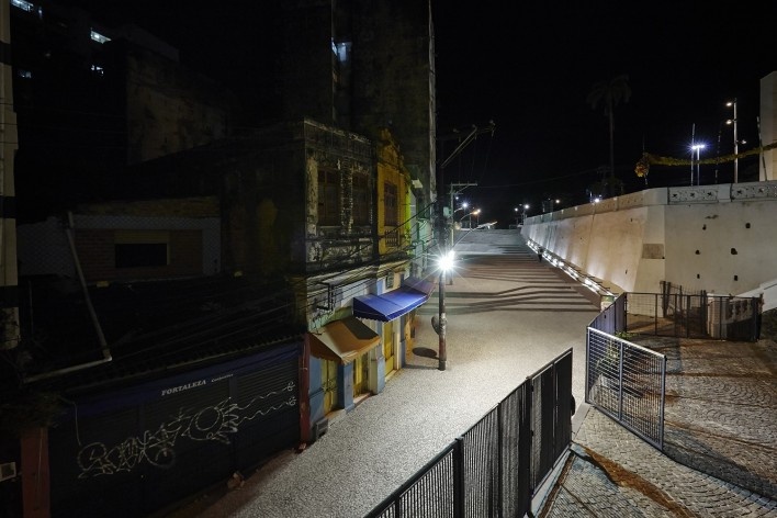 Praça e ladeira da Barroquinha, cena noturna. Metro arquitetos associados<br />Foto Ilana Bessler 