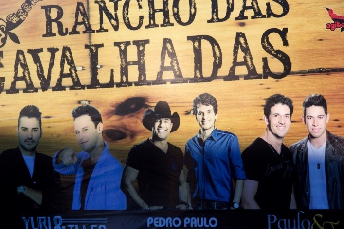 Publicidade de artistas cantores sertanejos no evento das Cavalhadas<br />Foto Fabio Lima 