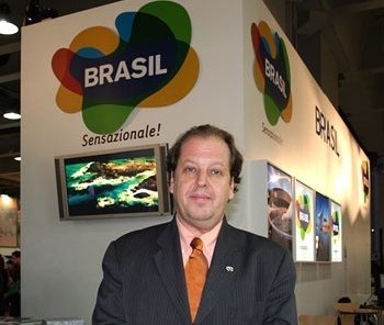 Eduardo Sanovicz, em feira de turismo na Itália [Divulgação Embratur]