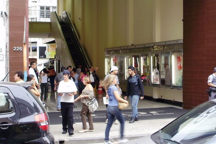 Centro Comercial do Bom Retiro, entrada da rua José Paulino, São Paulo. Arquiteto Lucjan Korngold<br />Foto Abilio Guerra 