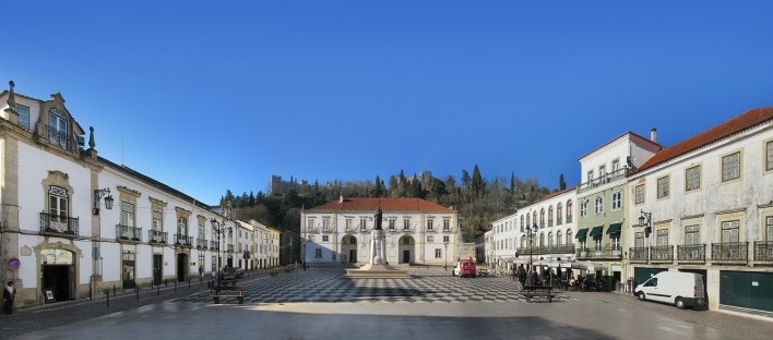 Praça da República, do outro lado, a moldura do Castelo dos Templários<br />Foto Victor Hugo Mori 