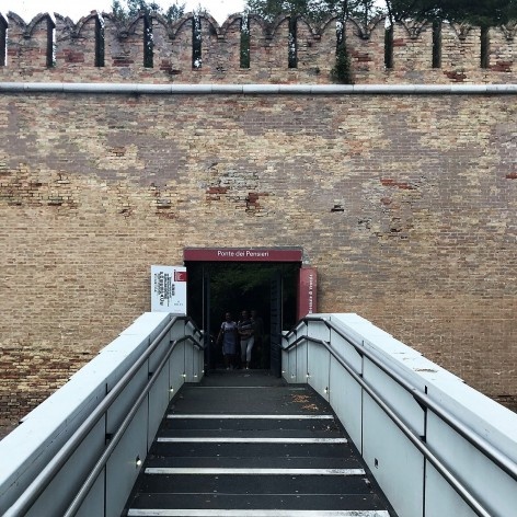 Ponte com rampa, piso antiderrapante e corrimão em duas alturas no acesso à Bienal de Veneza<br />Foto Larissa Scarano, 2018 