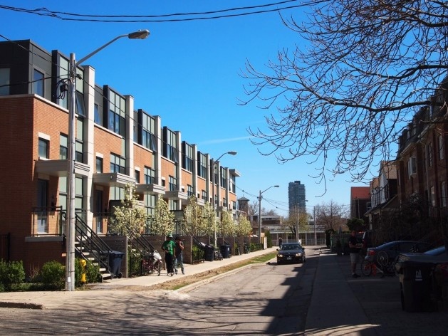 Toronto, Caminhada Guiada “Revitalization or displacement? A critical look at the idea of mixed neighbourhoods”<br />Foto Denise Fernandes Geribello 