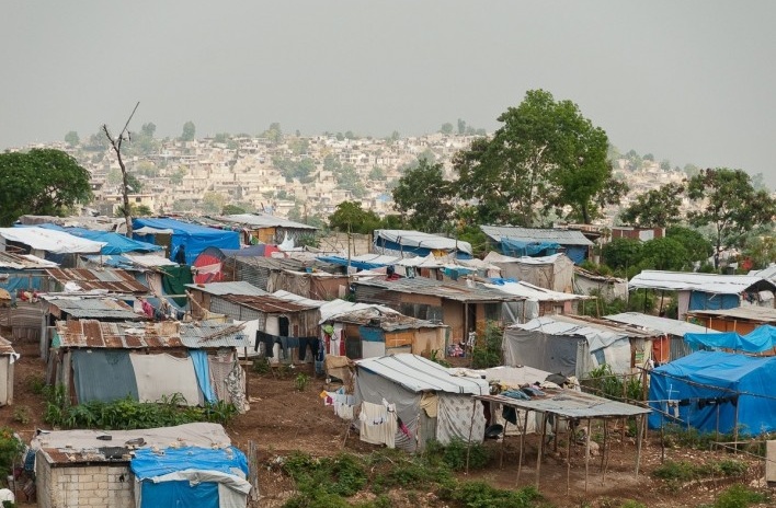 Porto Príncipe, Haiti, 2010. Os abrigos provisórios em primeiro plano se misturam com as outras construções da cidade<br />Foto Alyson Montrezol 