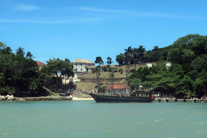 Lado leste da Ilha de Anhatomirim, Governador Celso Ramos SC<br />Foto Victor Hugo Mori 
