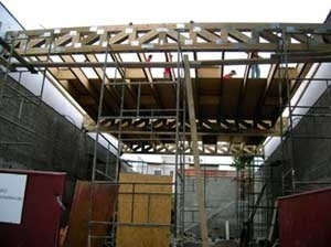 Vistas gerais da estrutura de madeira durante a montagem<br />Imagem do autor do projeto 