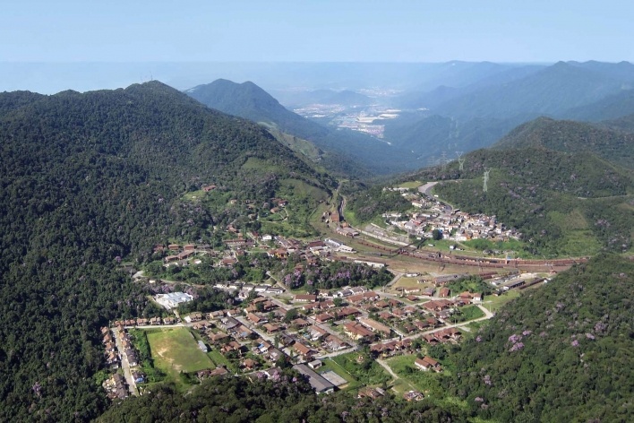Vista aérea de Paranapiacaba, com campo de futebol na parte baixa, à esquerda<br />Foto Victor Hugo Mori 