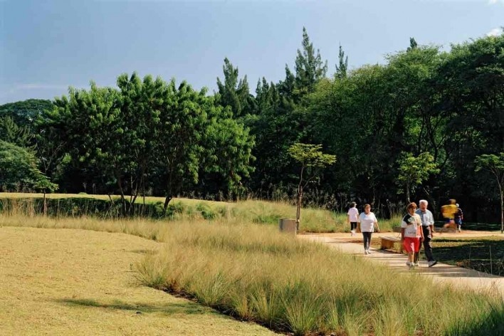 Parque da Juventude, São Paulo, 2003-2005. Paisagismo de Rosa Kliass<br />Foto Nelson Kon 