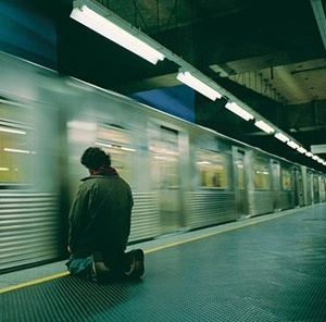 Jogo Subterrâneo. Ator Felipe Camargo em estação de metrô<br />Foto Matthieu Rougé 