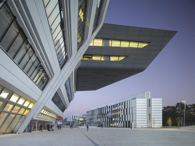 Biblioteca e Centro de Aprendizagem, Universidade de Economia e Negógios de Viena, fachada sudoeste. Zaha Hadid Architects<br />Foto Roland Halbe  [Foto divulgação]