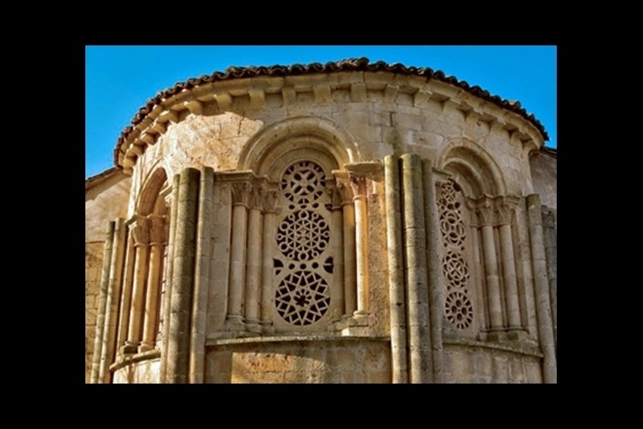 Detalhe da fachada da Catedral de Santa Coloma,  construção do século XII. Albendiego - Guadalajara, Espanha