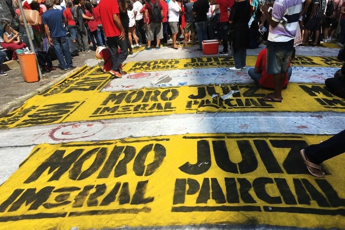 Faixas de protesto no chão em rua lateral ao Sindicato de Metalúrgicos do ABC, São Bernardo do Campo<br />Foto Abilio Guerra 