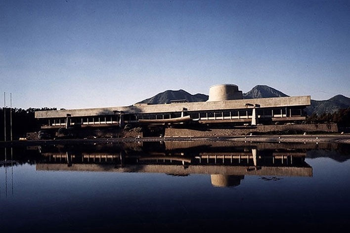 Edifício Cepal, vista frontal. Projeto original Emilio Duhart, Santiago do Chile, 2010. [escritorio vencedor]