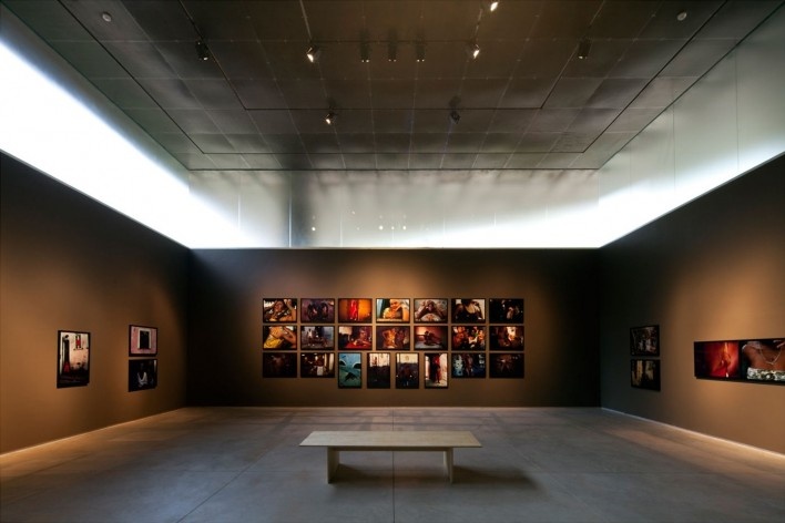 Sala de exibição do subsolo<br />Foto Leonardo Finotti 