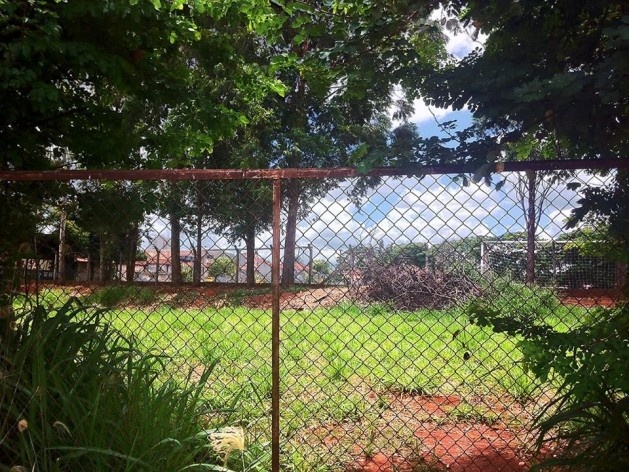 Alambrado enferrujado do campo de futebol da Atlética, Vila Xavier, Araraquara<br />Foto Abilio Guerra 