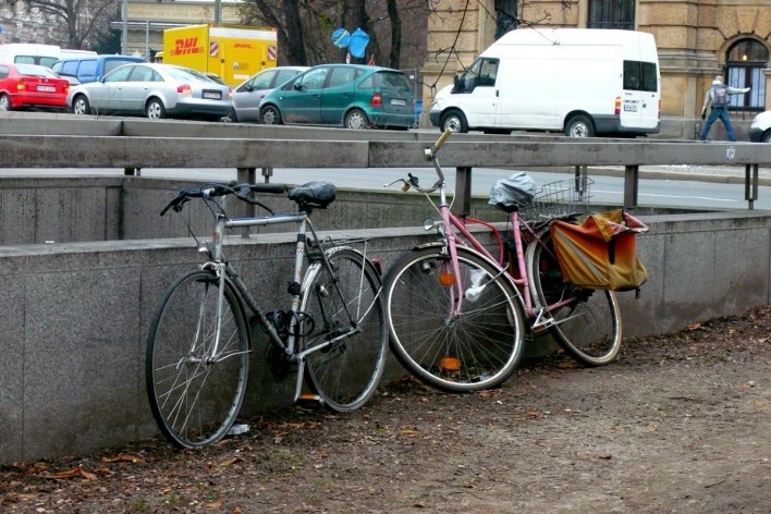 Bicicletas estacionadas em acesso da Estação de Lenbachplatz. Munique, Alemanha, dezembro 2009<br />Foto Francisco Alves 