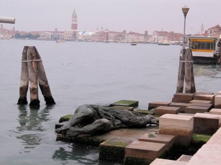 Veneza, um anjo caído próximo ao Giardini Pubblici<br />Foto Sergio Jatobá 