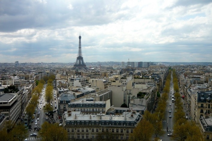 Vista aérea da cidade de Paris, França. Torre Eiffel em destaque. Foto tirada a partir do Arco do Triunfo, abr. 2009