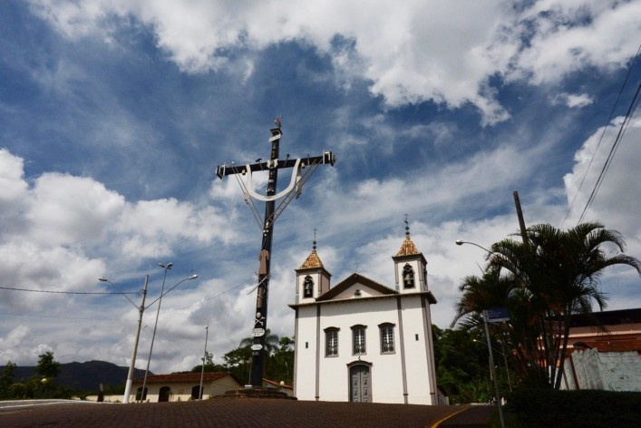 Igreja Matriz de São Gonçalo do Rio Abaixo com o Cruzeiro em primeiro plano<br />Foto/Photo Fabio Lima 