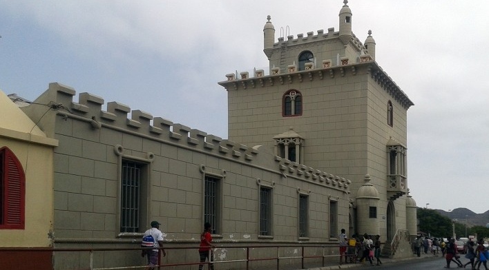 Mindelo, edifício em concreto, da antiga Capitania dos Portos, inspirado na icônica Torre de Belém portuguesa<br />Foto Marcela Santana, 2016 