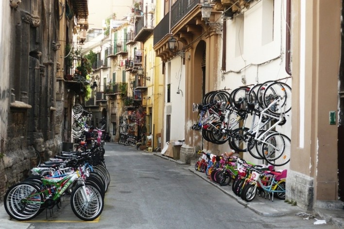 Loja expõe bicicletas em rua do centro de Palermo. Palermo, Itália, agosto 2010<br />Foto Francisco Alves 