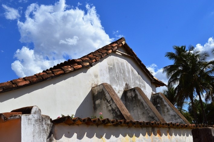 Capela de Nossa Senhora do Rosário, contrafortes para reforço de parede da capela-mor, Arraial da Barra, Goiás Velho GO, 2014<br />Foto Elio Moroni Filho 