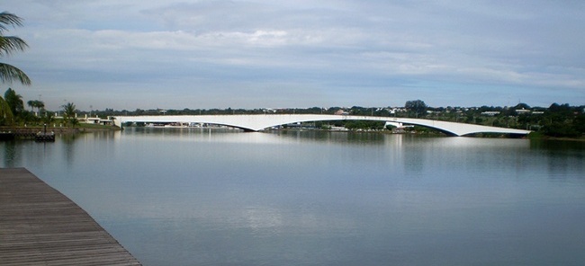 Ponte "Costa e Silva", projetada pelo arquiteto Oscar Niemayer<br />Foto Aldo Paviani 
