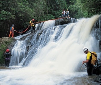 Esporte radical em cachoeira, Brotas SP [Editora Peixes / Embratur]