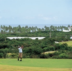 Homem jogando golf, Costa do Sauípe.Mata de São João BA [Editora Peixes / Embratur]