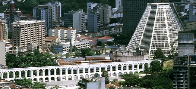 Catedral e aqueduto de Santa Tereza, Rio de Janeiro<br />Foto Nelson Kon 