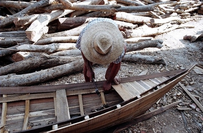 Banabuiú, Ceará. Construção artesanal de canoa de pau branco<br />Foto José Albano 