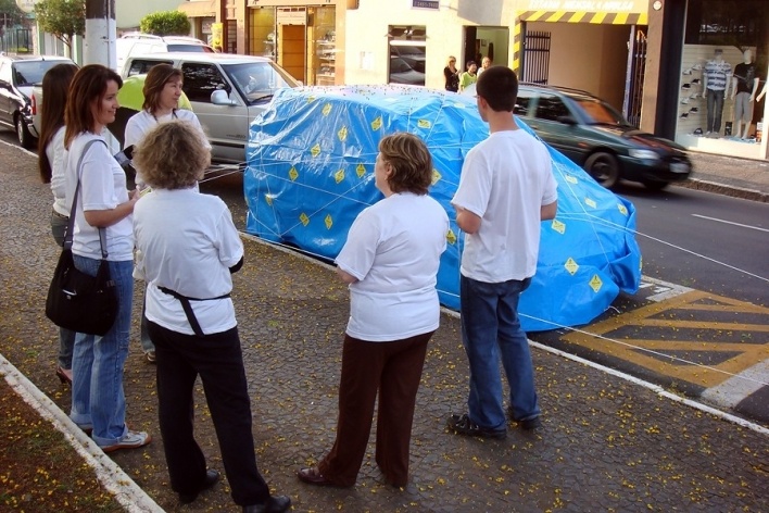 Artistas entregam adesivos do projeto Fui a Pé em Limeira<br />Foto divulgação 