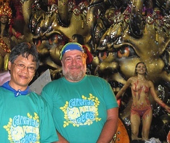 Victor Mori e Mauro Bondi no carnaval de 2005, no Sambódromo em São Paulo<br />Foto de Alexandrina Mori 