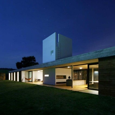 Casa em Joanopolis, vista noturna, Una Arquitetos, menção honrosa categoria profissional/ obras concluídas. Joanopolis, SP, 2005-2008.
