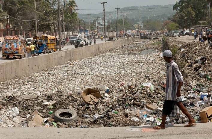Porto Príncipe, Haiti, 2010. A falta de infraestrutura urbana e serviços públicos deficitários criam um cenário desolador<br />Foto Alyson Montrezol 