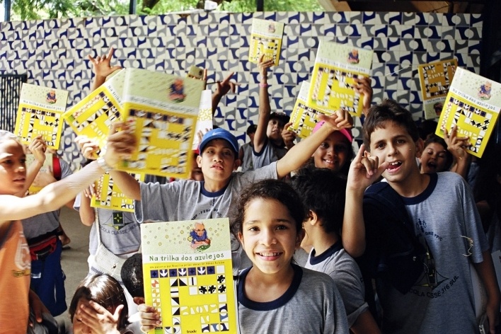 Turma de escola participante do projeto Na trilha dos azulejos<br />Foto Lana Guimarães 