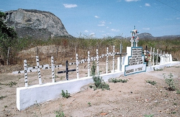 Joatama, Ceará. Memorial marcando o local de um acidente de ônibus<br />Foto José Albano 